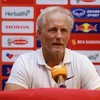 Huấn luyện viên Jorn Andersen của Đội tuyển Hong Kong cho biết ông rất tức giận với quyết định thổi phạt đền của trọng tài. (Ảnh: Hoài Nam/Vietnam+)