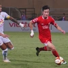 Tiền vệ Nguyễn Hoàng Đức (áo đỏ) được đánh giá là ứng cử viên nặng ký nhất cho giải thưởng Cầu thủ xuất sắc nhất V-League 2023. (Ảnh: Việt Anh/Vietnam+)