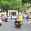 Cảnh sát giao thông phân luồng phương tiện trước cổng Trường Trung học Phổ thông Chu Văn An. (Ảnh: Hoài Nam/Vietnam+)