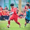 Tiền đạo Lê Đình Long Vũ (áo đỏ) trong đợt tập trung cùng Đội tuyển U17 Quốc gia. (Ảnh: VFF)