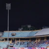 Một dàn đèn tại sân Hàng Đẫy bị mất điện khiến hiệp hai của trận đấu phải lùi xuống 21 giờ. (Ảnh: Việt Anh/Vietnam+)