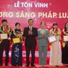 Ban Tổ chức vinh danh 50 cá nhân 'Gương sáng Pháp luật' năm 2023. (Ảnh: Việt Anh/Vietnam+)