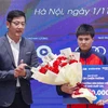 Ban Tổ chức Giải thưởng Cúp Chiến thắng 2023 trao phần thưởng đặc biệt cho Vận động viên Lê Văn Việt. (Ảnh: Việt Anh/Vietnam+)