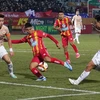 Tâm điểm của vòng đấu là cuộc đọ sức giữa chủ nhà Đông Á Thanh Hóa (áo đỏ) và đương kim vô địch V-League Công an Hà Nội. (Ảnh: Việt Anh/Vietnam+)