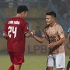 Hồng Lĩnh Hà Tĩnh (áo đỏ) và Công an Hà Nội chia điểm với tỷ số 1-1 trên sân Hàng Đẫy. (Ảnh: Việt Anh/Vietnam+)