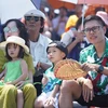 Du khách không ngại 'nắng đổ lửa' cổ vũ cho VĐV ở Giải đua môtô nước Bình Định