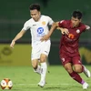 Câu lạc bộ Thép Xanh Nam Định (áo trắng) có cơ hội đòi lại 'món nợ' để thua 1-2 ở lượt đi trước MerryLand Quy Nhơn Bình Định. (Ảnh: VPF)