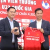 Huấn luyện viên Hoàng Anh Tuấn (phải) nhận nhiệm vụ dẫn dắt Đội tuyển U23 Việt Nam tham dự Vòng Chung kết U23 châu Á 2024. (Ảnh: Việt Anh/Vietnam+)