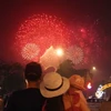 Phú Thọ: Hàng ngàn du khách đội mưa xem pháo hoa mừng Lễ hội Đền Hùng 2024