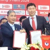 Huấn luyện viên Kim Sang-sik (bên phải) và ông Dương Nghiệp Khôi, Tổng thư ký Liên đoàn Bóng đá Việt Nam (VFF). (Ảnh: Việt Anh/Vietnam+)
