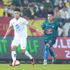 Hai đội bóng đang có phong độ cao tại V-League 2023/24 là Thép Xanh Nam Định (áo trắng) và LPBank Hoàng Anh Gia Lai sẽ có trận 'quyết đấu' ở vòng 18. (Ảnh: VPF)