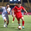 Hoàng Đức (áo đỏ) và các đồng đội 'quật ngã' đội đầu bảng Thép Xanh Nam Định với tỷ số 2-1 ở vòng 19 V-League 2023/24. (Ảnh: Việt Anh/Vietnam+)