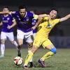 Hà Nội FC (áo tím) và Đông Á Thanh Hóa sẽ có trận quyết đấu cho một vị trí trong top 3 V-League 2023/24. (Ảnh: VPF)
