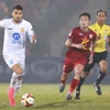 Đội đầu bảng Thép Xanh Nam Định (áo trắng) sẽ tiến gần hơn đến chức vô địch V-League 2023-2024 nếu giành trọn 3 điểm trước đội khách Hồng Lĩnh Hà Tĩnh. (Ảnh: VPF)