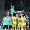 Niềm vui của thầy trò huấn luyện viên Phạm Anh Tuấn khi Sông Lam Nghệ An chính thức trụ hạng tại V-League 2023-2024. (Ảnh: SLNA)