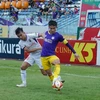 Hà Nội FC (áo tím) chia điểm với đội khách Becamex Bình Dương trong trận hòa 3-3 trên sân Hàng Đẫy. (Ảnh: Việt Anh/Vietnam+)