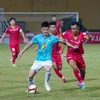 Câu lạc bộ Hồng Lĩnh Hà Tĩnh (áo xanh) vượt qua đối thủ PVF-CAND trong trận play-off trụ hạng V-League. (Ảnh: Việt Anh/Vietnam+)