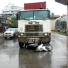 Hà Nội: Tài xế container cố tình đâm xe cảnh sát giao thông 