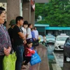 [Photo] Người dân đội mưa rời kinh dịp nghỉ lễ Quốc khánh