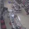 [Video] Lợi dụng sơ hở, kẻ gian trộm túi tiền trong siêu thị mini 