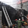 Hà Nội: Hai xưởng gỗ bốc cháy dữ dội sau tiếng nổ lớn 