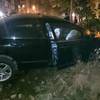 Hà Nội: Cả gia đình kêu cứu trên ôtô đâm đổ cột đèn ở phố Kim Mã 
