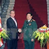 Bộ trưởng Phùng Quang Thanh và Bộ trưởng Ashton Carter tại buổi họp báo sau khi kết thúc hội đàm. (Ảnh: Trọng Đức/TTXVN) 