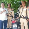 Hai chiến sỹ cảnh sát giao thông tham gia cứu người (Ảnh: CTV Anh Dương) 