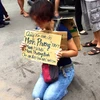Hình ảnh người phụ nữ quỳ gối cầu xin được bán trà đá nuôi con (Ảnh: Chụp màn hình Facebook) 