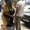 Người đàn ông tung chân đạp vào mặt cảnh sát (Ảnh cắt từ clip) 