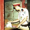 Cảnh sát giao thông kiểm tra số mỹ phẩm chở trên xe (Ảnh: PV/Vietnam+) 
