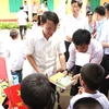 Ông Nguyễn Đức Lợi trao quà cho các em học sinh. (Doãn Đức/Vietnam+)