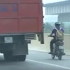 Thanh niên điều khiển xe máy tại đường cao tốc trên cao. (Ảnh cắt ra từ clip)