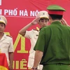 Trao quyết định thành lập Đội chữa cháy chuyên nghiệp quận Ba Đình. (Ảnh: Võ Phương/Vietnam+) 