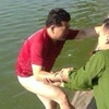 Nam thanh niên có biểu hiện hưng phấn đòi bơi ra hồ Gươm gặp cụ Rùa. (Ảnh: CTV)