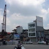 Ngôi nhà 4 tầng "ôm" cột điện trên đường Trần Khát Chân kéo dài (Ảnh: Sơn Bách/Vietnam+) 