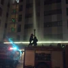 Cảnh sát nỗ lực dập tắt đám cháy trên tầng 8 toàn nhà Rainbow (Ảnh: Sơn Bách/Vietnam+) 