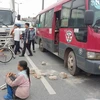 Do bức xúc vì thiếu đường gom dân sinh, nhiều người dân đã mang vật cản ra chặn xe trên đường Bắc Thăng Long-Nội Bài (Ảnh: Cộng tác viên Hữu Thanh) 
