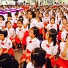 Học sinh trường tiểu học Mai Dịch tham gia buổi tuyên truyền về vệ sinh cá nhân và môi trường vào tháng 10/2016 (Ảnh: Trường tiểu học Mai Dịch) 