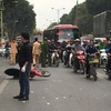 Hiện trường vụ va chạm giữa xe máy và xe bồn trên đường Phạm Văn Đồng (Ảnh: PV/Vietnam+) 