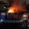Toàn cảnh vụ cháy tại phố Minh Khai đêm 14/2 (Ảnh: Sơn Bách/Vietnam+)