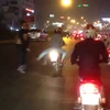 Quái xế "tung cước" dọa người sang đường (Ảnh: Sơn Bách/Vietnam+)