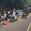 Hàng chục người huy động xe máy, công nông đến "hôi của" chiếc xe bị tai nạn (Ảnh: Hội xe tải Tây Bắc) 