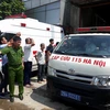 Xe cấp cứu đưa nạn nhân vụ cháy xưởng ra ngoài (Ảnh: Vietnam+) 