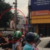 Tài xế leo lên nóc xe ăn vạ khi bị Cảnh sát giao thông nhắc nhở (Ảnh: Otofun) 