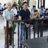 Hai bị cáo Thuận và Phương (bên phải) tại buổi xét xử sơ thẩm (Ảnh: PV/Vietnam+) 