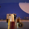 Đúng 17 giờ 40 phút, Tổng thống Hoa Kỳ Donald Trump xuất hiện và bước xuống cửa chuyên cơ Air Force One. (Ảnh: Minh Sơn/Vietnam+) 