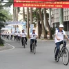 Sinh viên Đại học Giao thông Vận tải đạp xe tuyên truyền, kêu gọi xây dựng thành phố an toàn cho trẻ em gái (Ảnh: Plan International Việt Nam) 