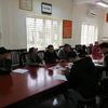 Nhóm người có hành vi phe vé tại cơ quan công an (Ảnh: PV/Vietnam+) 