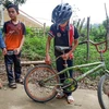 "Cậu bé Sơn La" Vì Quyết Chiến bên chiếc xe đạp không phanh của mình (Ảnh: CTV Định Nguyễn) 